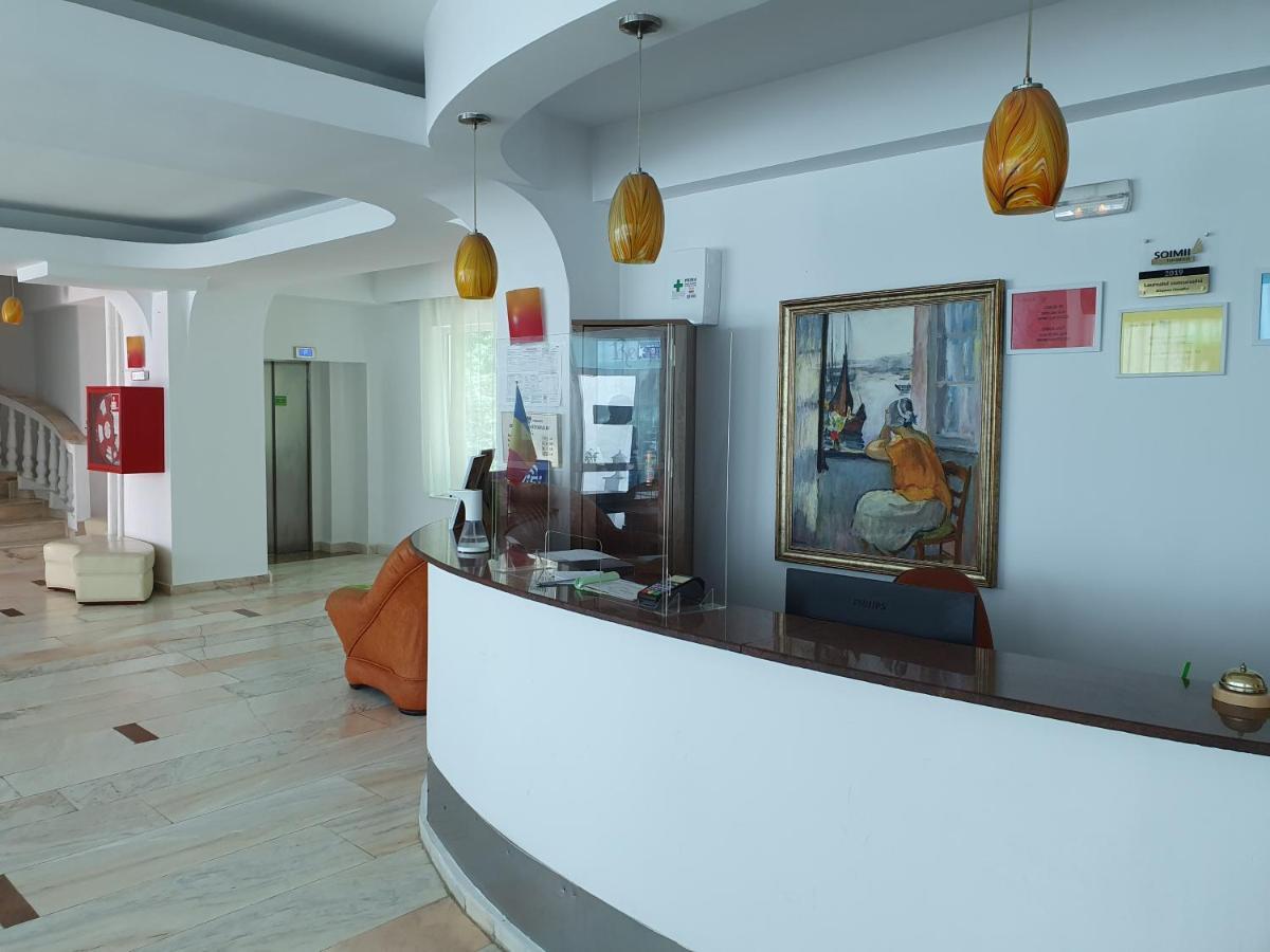 Hotel Cornul Vanatorului Пітешть Екстер'єр фото