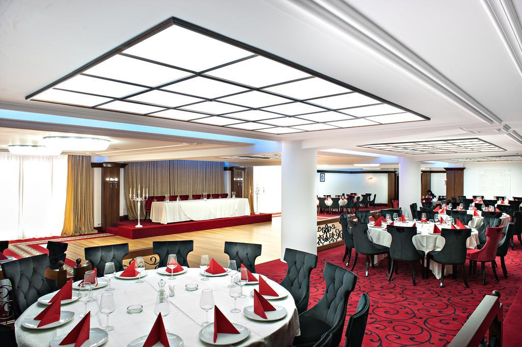 Hotel Cornul Vanatorului Пітешть Екстер'єр фото