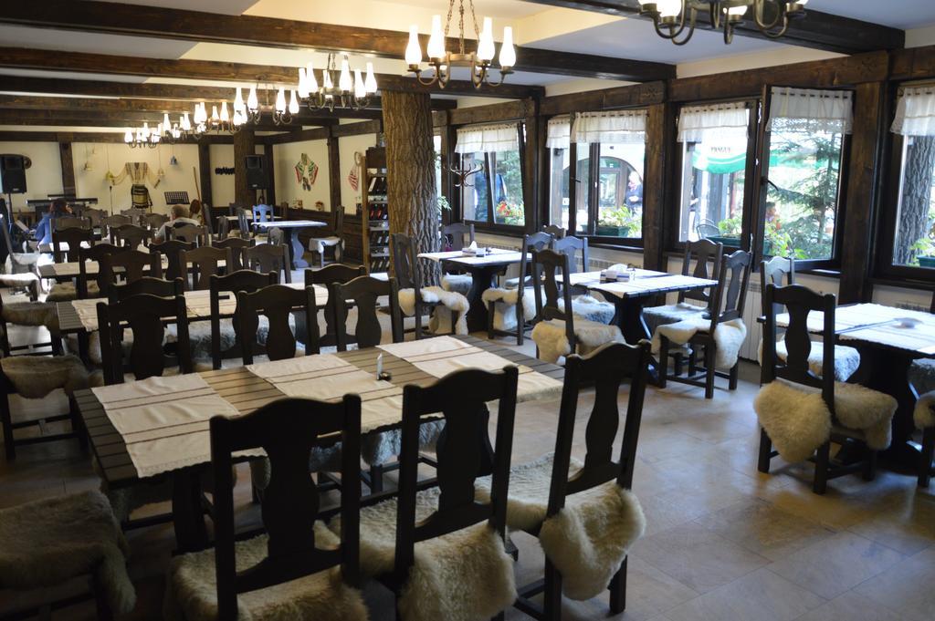 Hotel Cornul Vanatorului Пітешть Екстер'єр фото
