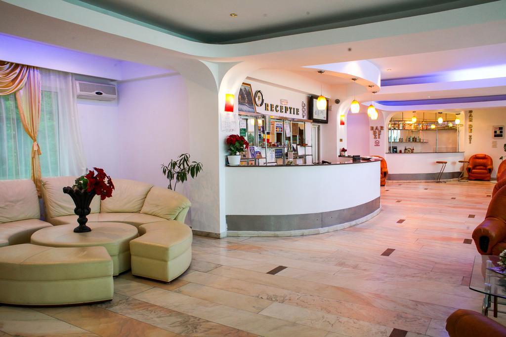 Hotel Cornul Vanatorului Пітешть Екстер'єр фото