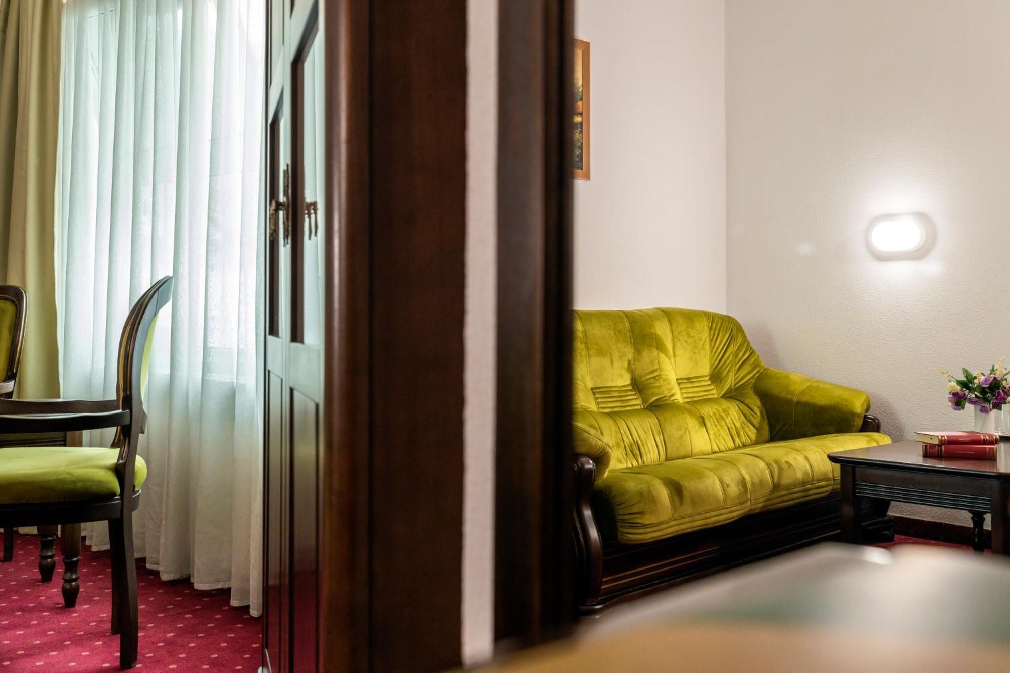 Hotel Cornul Vanatorului Пітешть Екстер'єр фото