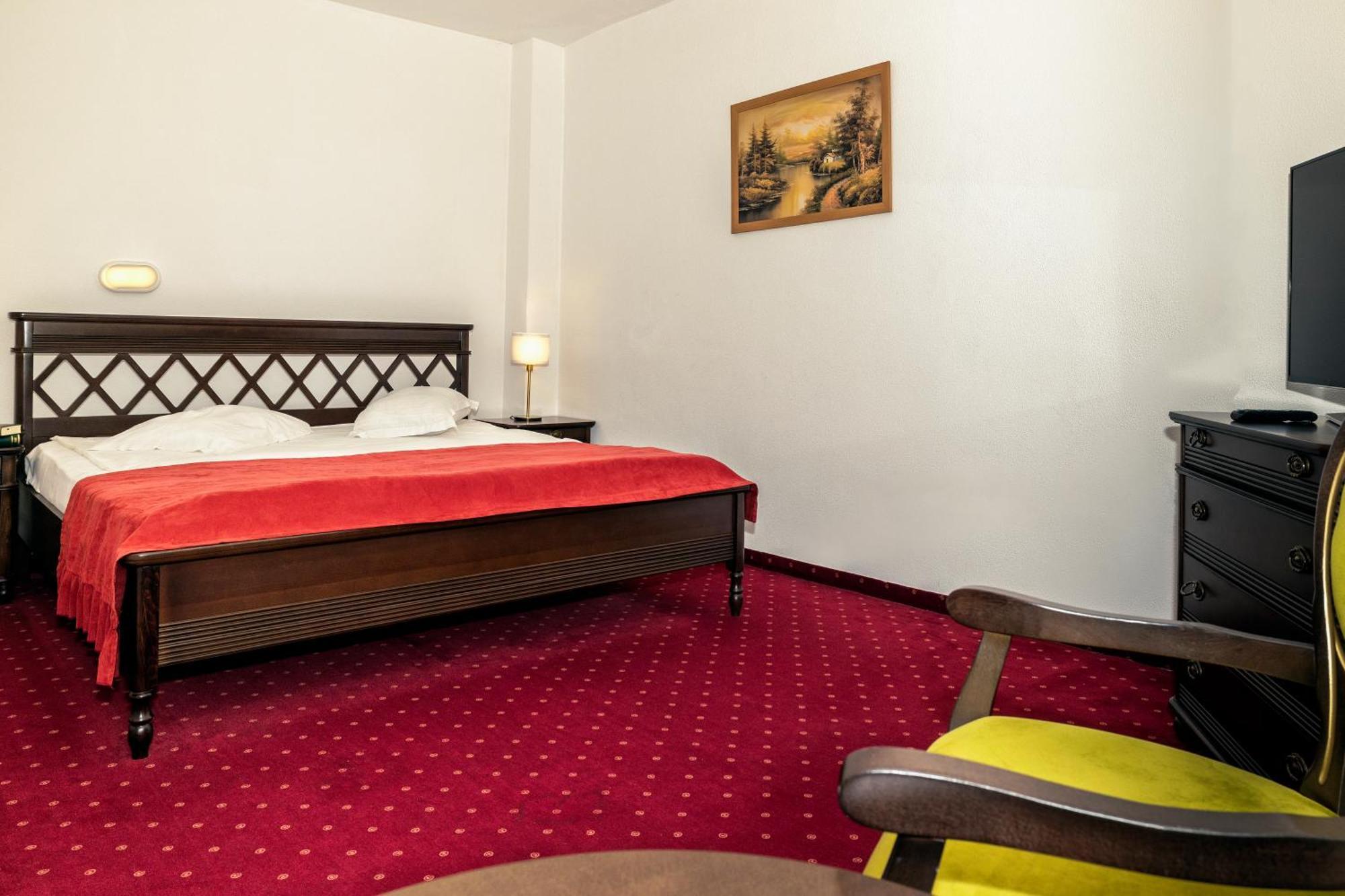 Hotel Cornul Vanatorului Пітешть Екстер'єр фото
