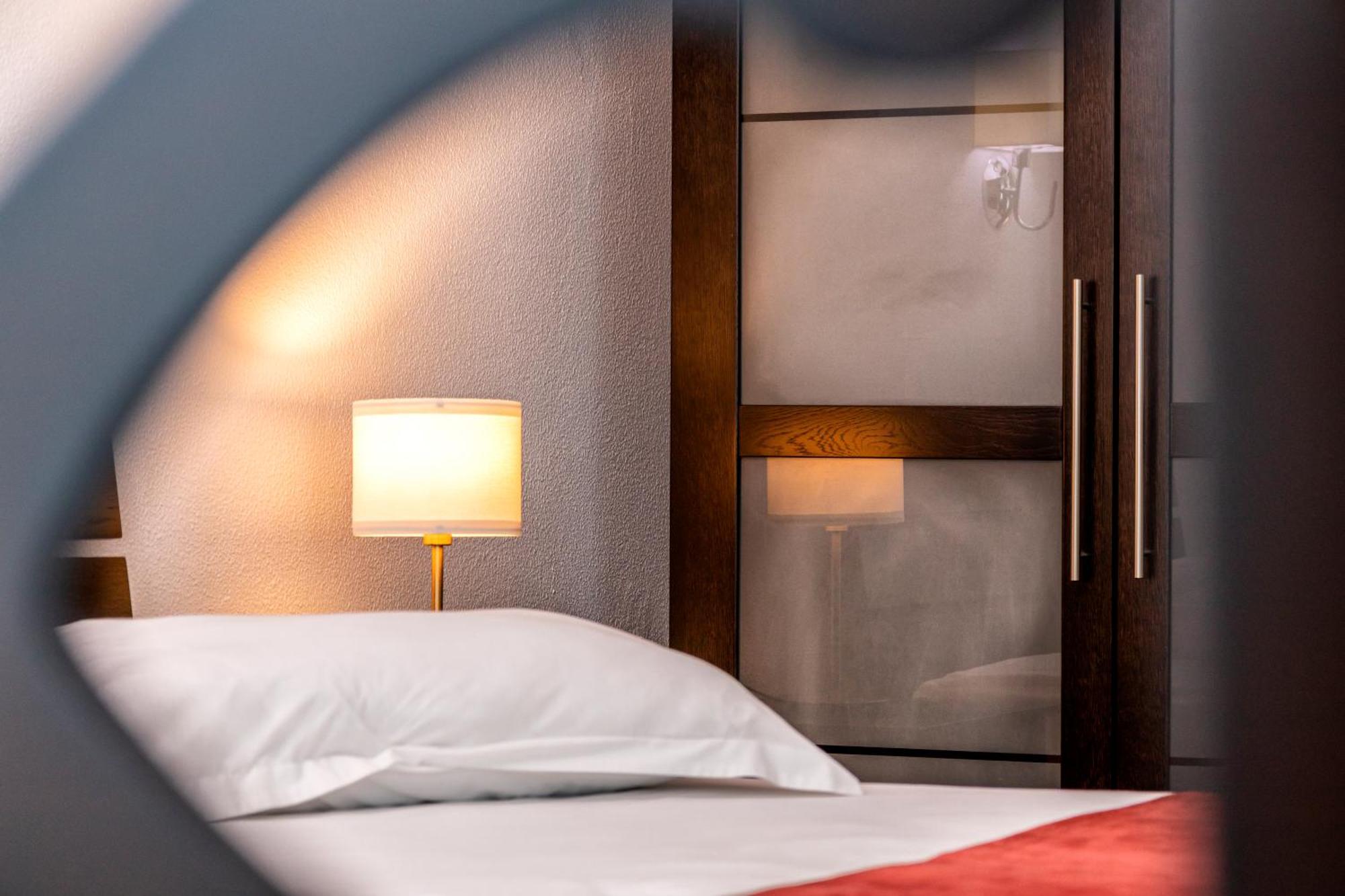 Hotel Cornul Vanatorului Пітешть Екстер'єр фото