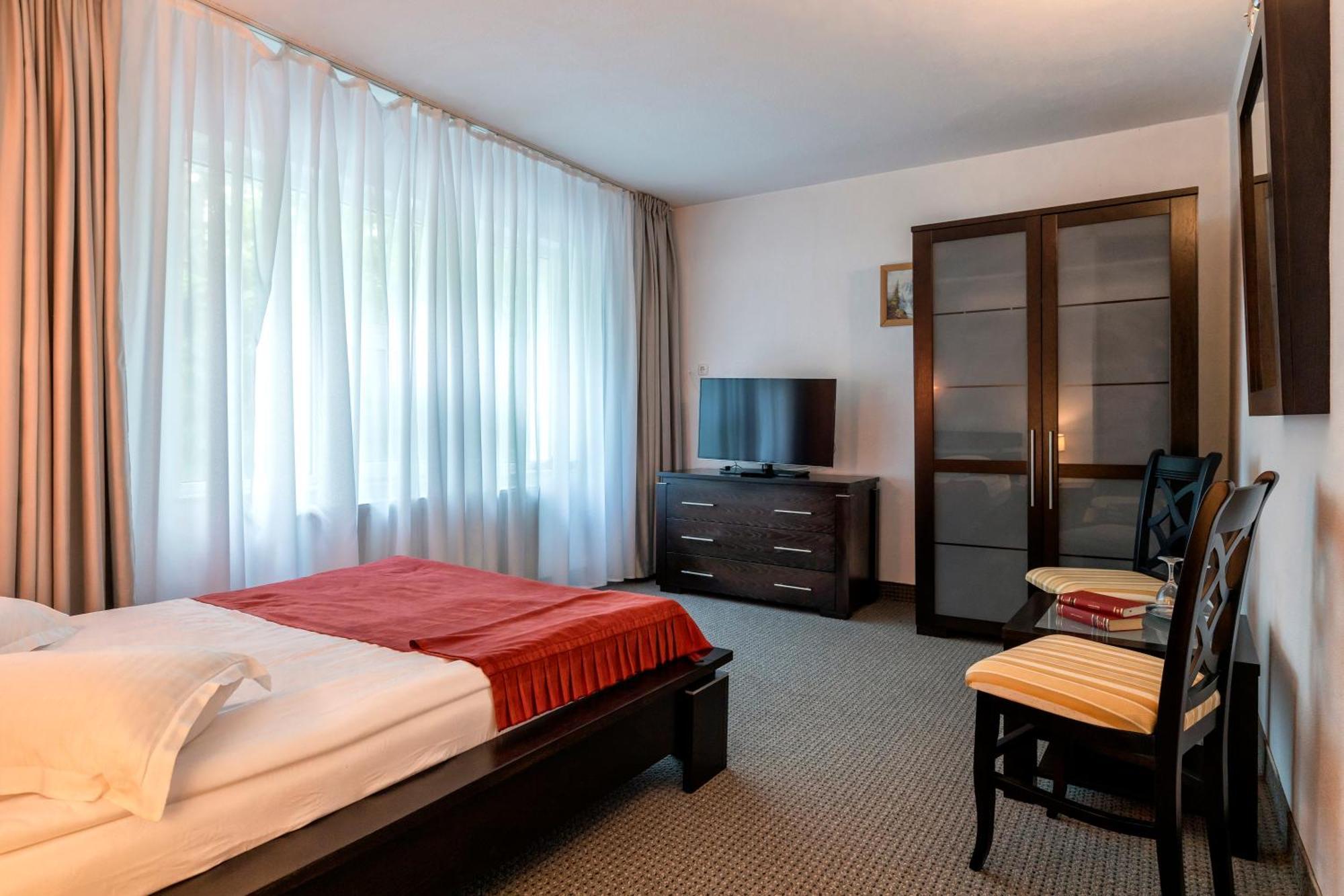 Hotel Cornul Vanatorului Пітешть Екстер'єр фото
