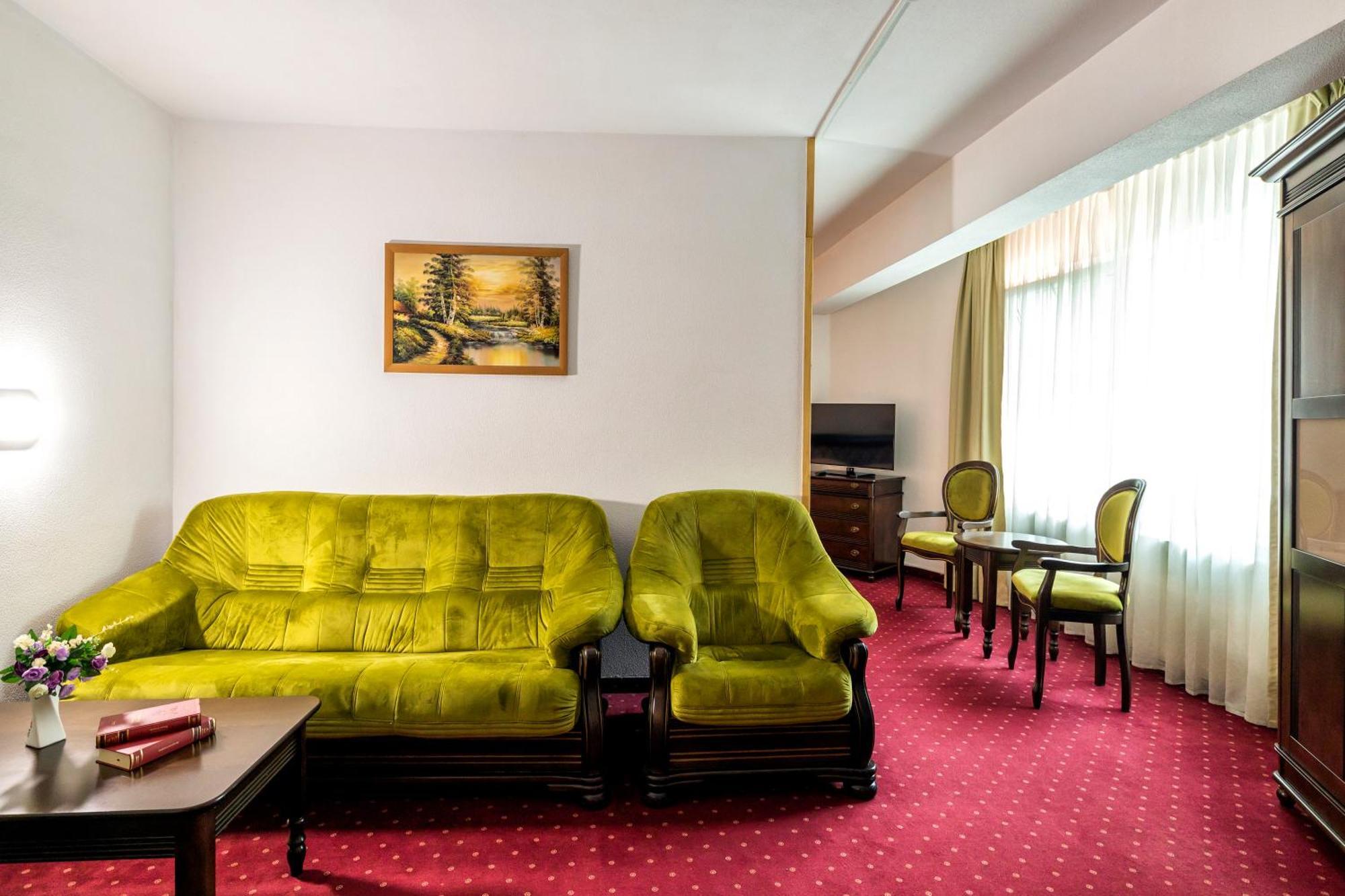 Hotel Cornul Vanatorului Пітешть Екстер'єр фото