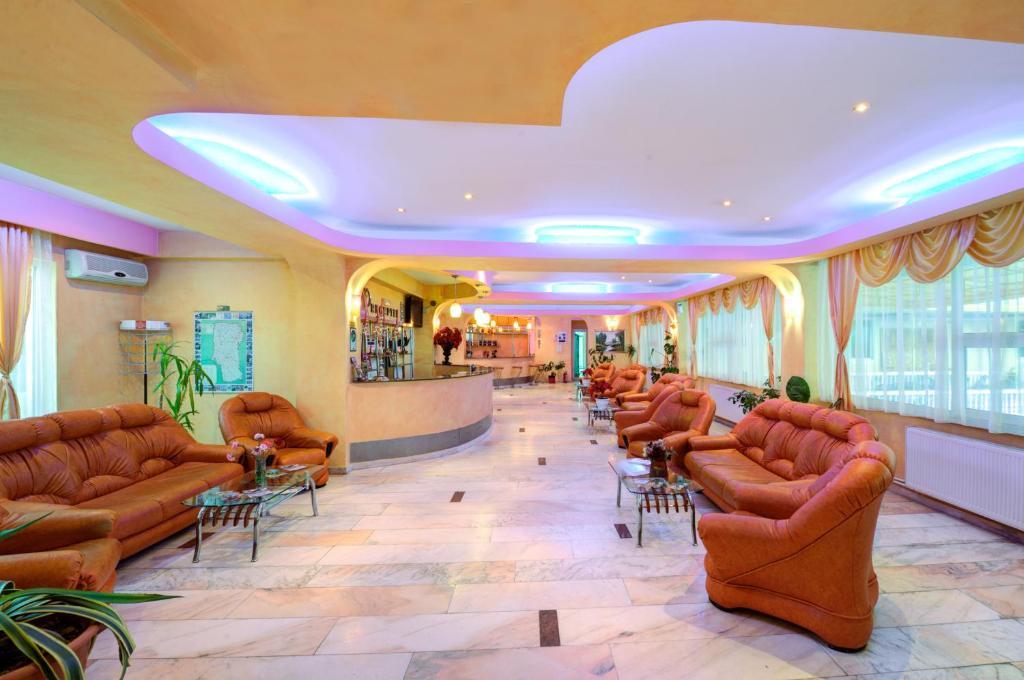 Hotel Cornul Vanatorului Пітешть Екстер'єр фото