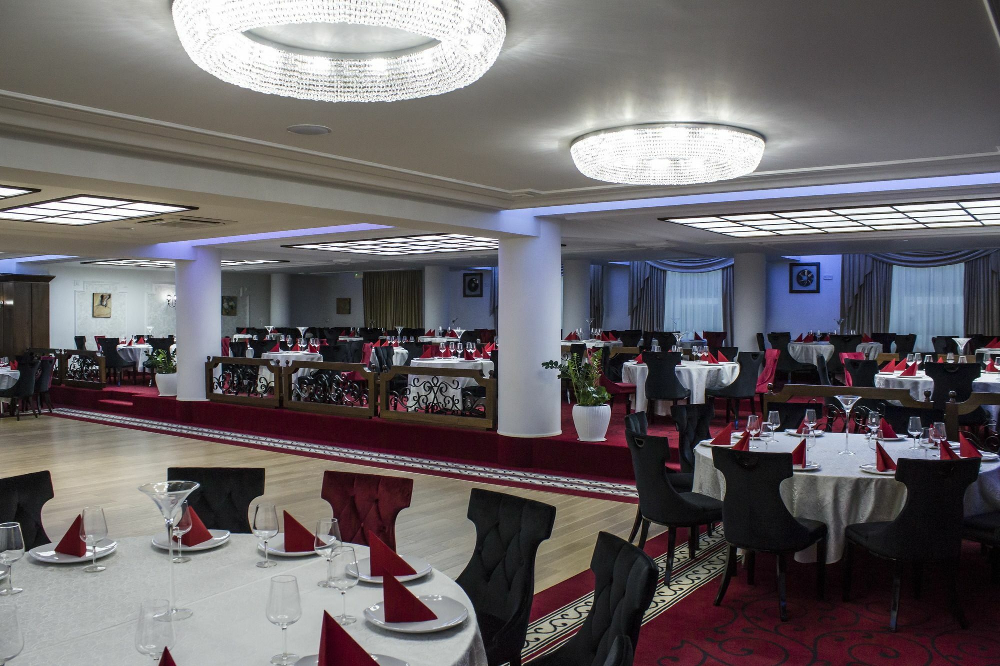Hotel Cornul Vanatorului Пітешть Екстер'єр фото