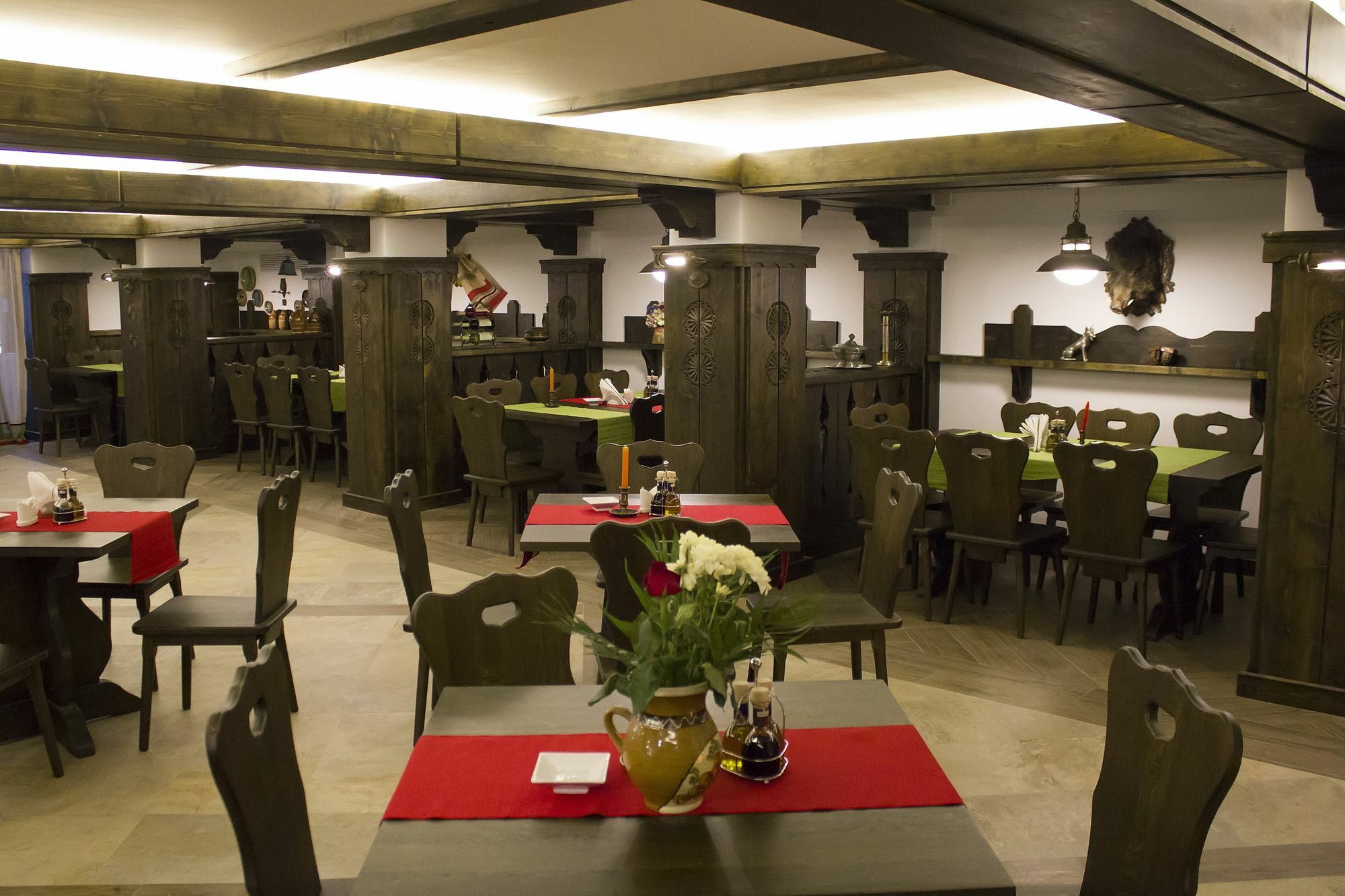 Hotel Cornul Vanatorului Пітешть Екстер'єр фото